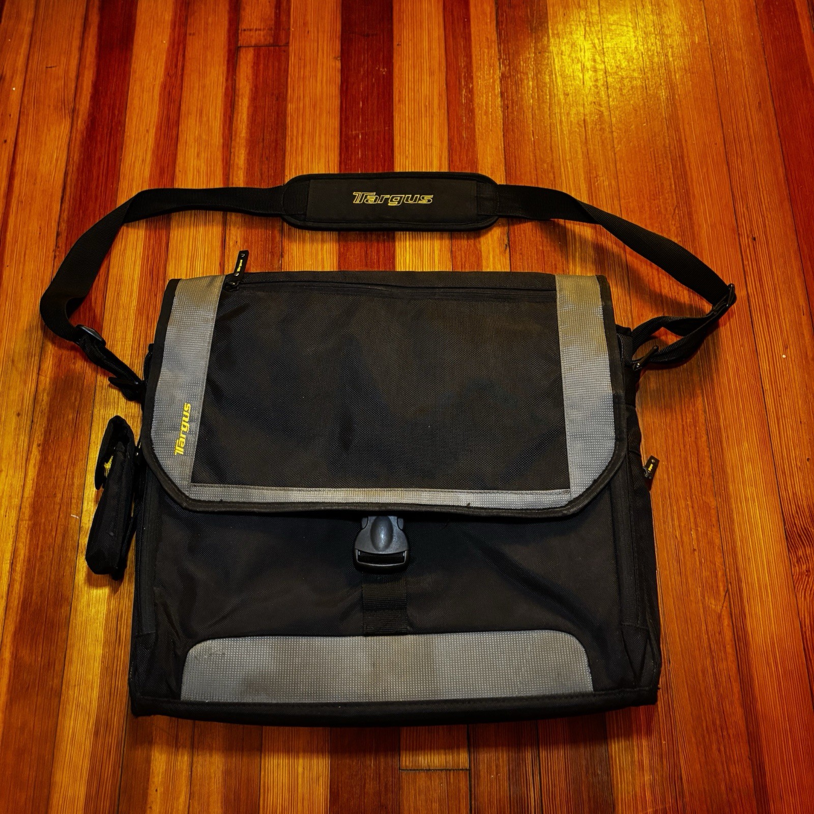 TARGUS CityGear Miami Messenger Bag - Large - 17" Laptop - Black w/Pockets/Strap