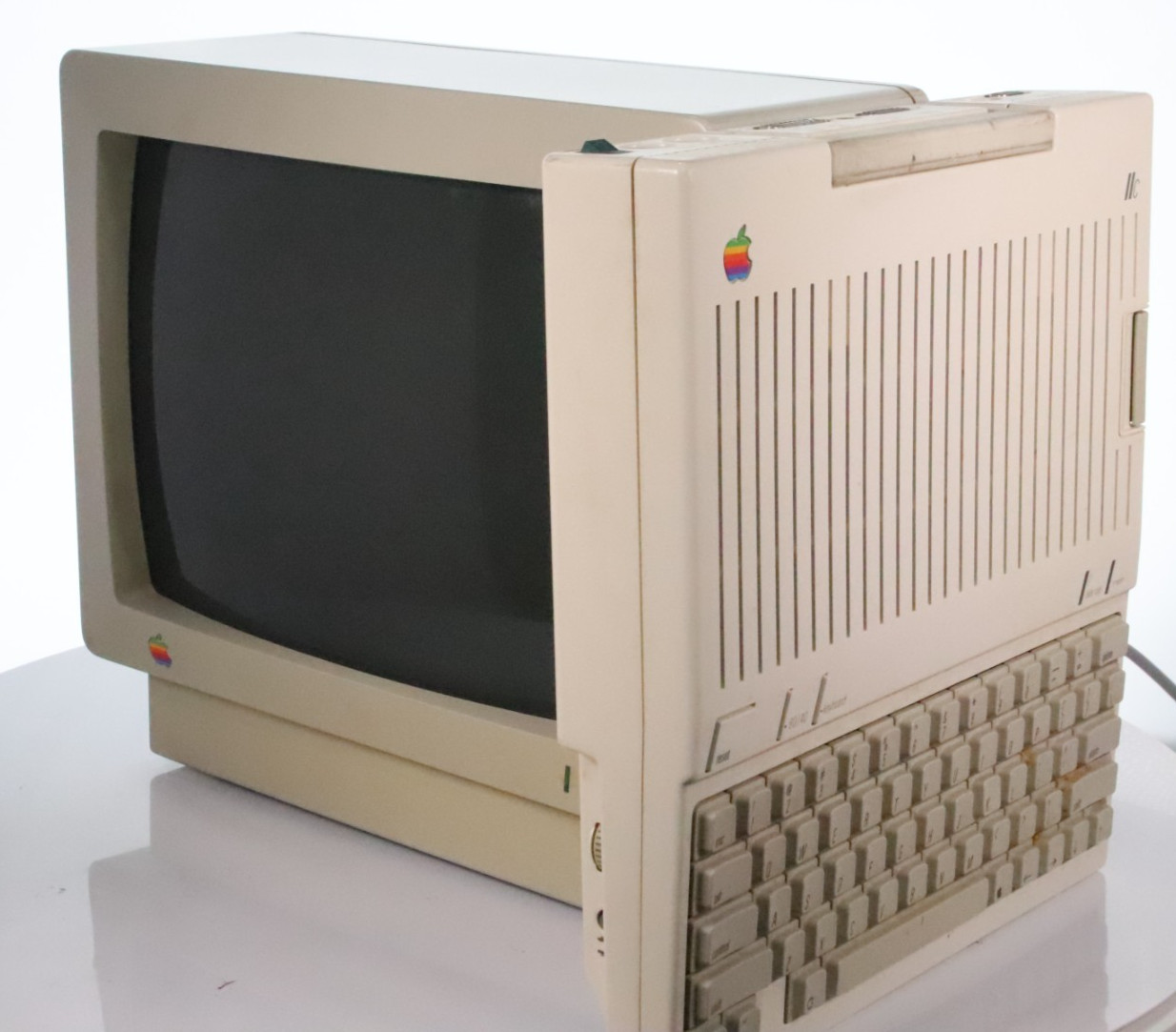 Apple Color A2M6020 W/Keyboard,Floppy Discs Accessories & Panasonic Printer