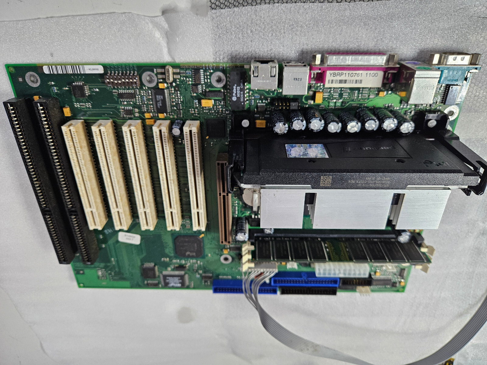Fujitsu Siemens Scenic MT8-D1107 W26361-W10-Z2-02-36 + P3 800 100 SL4BY + 256MB