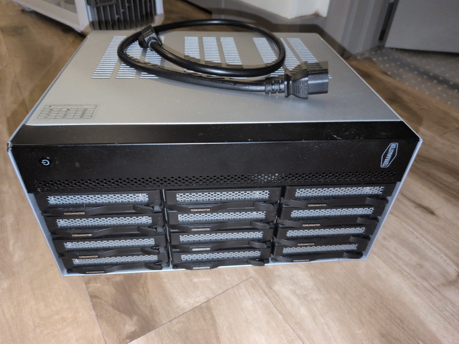 Terramaster T12-500 Pro 12-Bay SATA NAS i7-1255U 16GB DDR5 Dual 10GbE Dual NVME