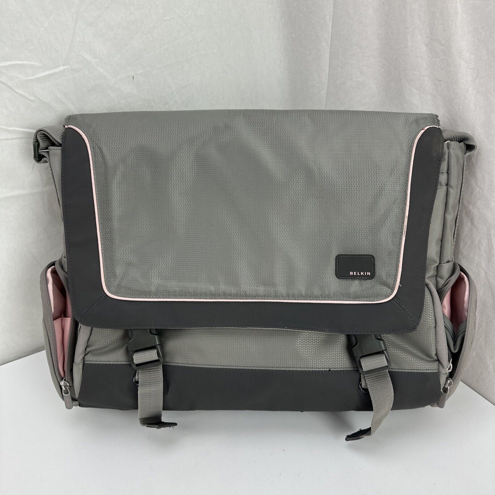 Belkin Laptop Messenger Bag 17