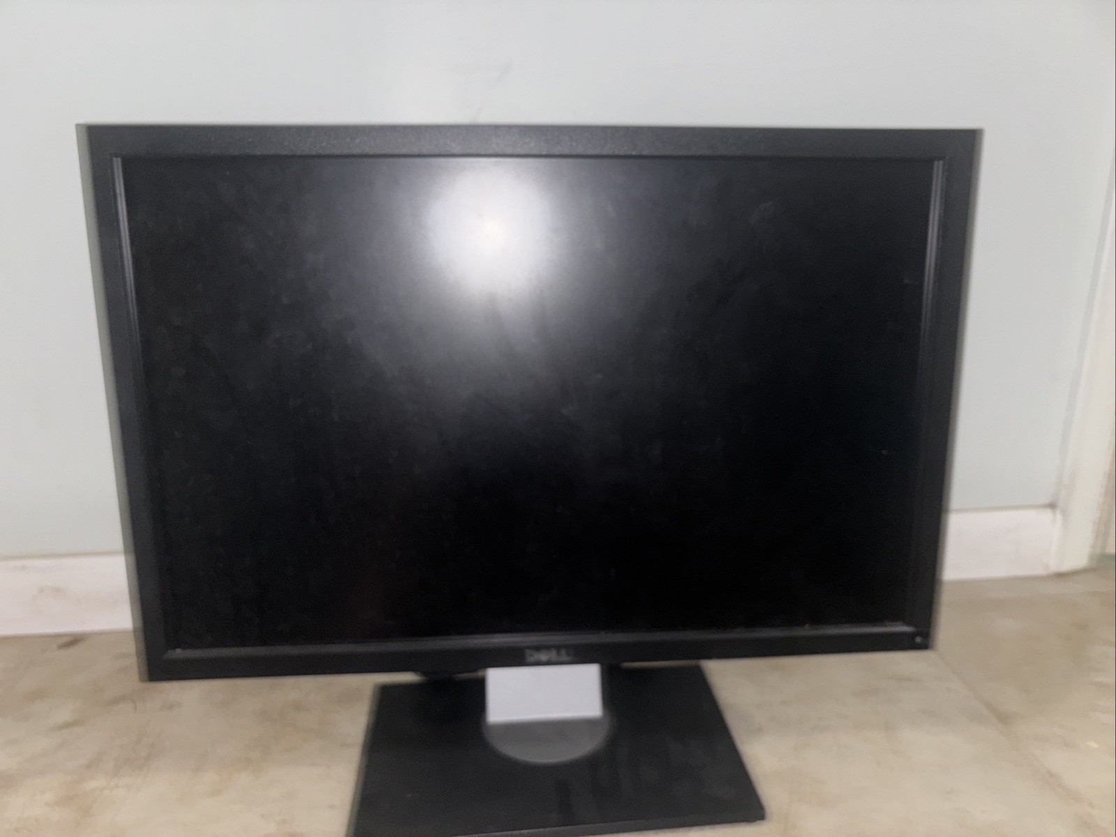 Dell U2211HT 22-inch FHD Monitor --1920X1080 Widescreen VGA DVI DisplayPort 140$