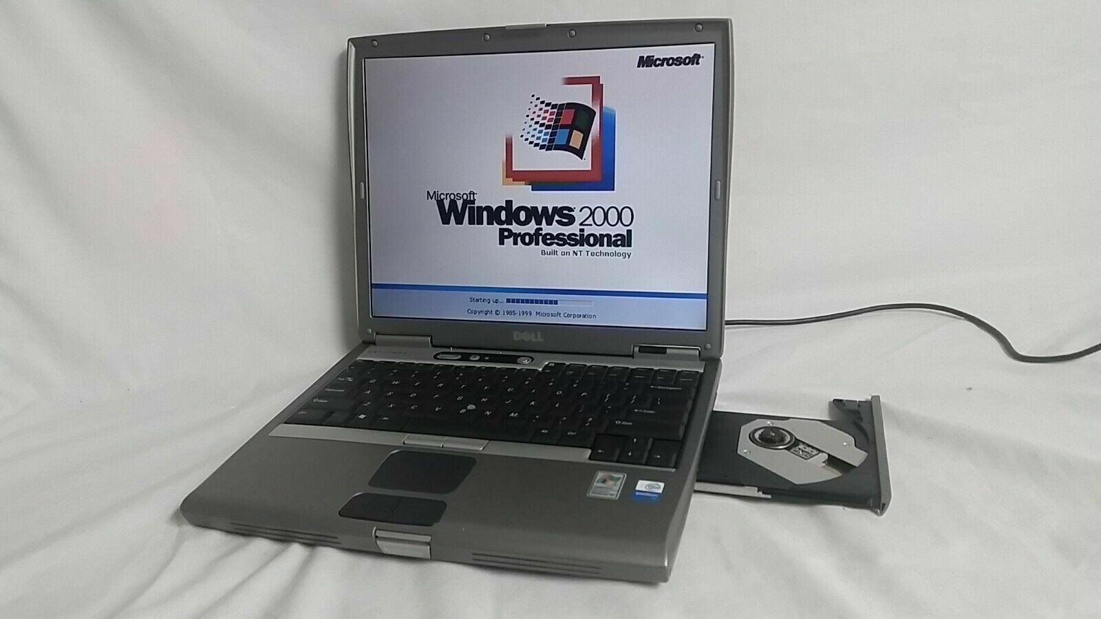 Vintage Dell Latitude D600 Retro Laptop Windows 2000 operating system Serial por