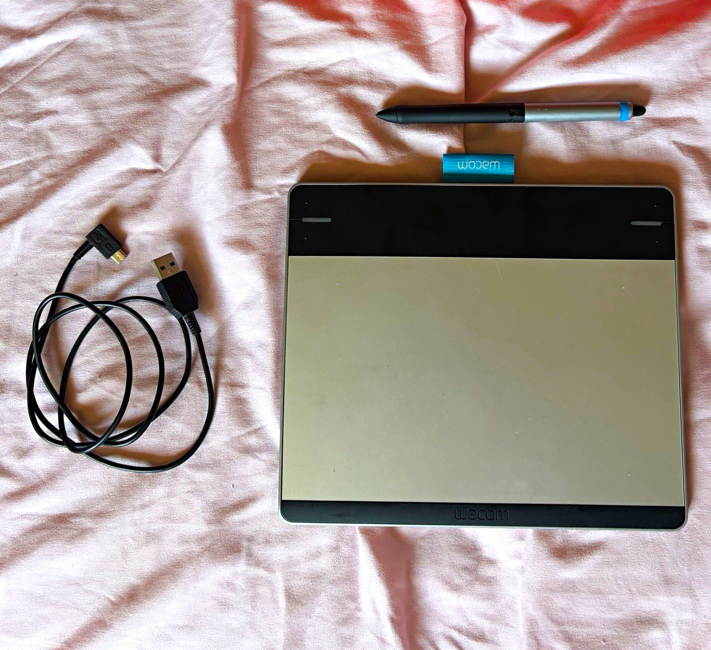 Wacom Intuos CTH-480 Graphics Tablet w/ Pen, USB Cable & Case/Pouch