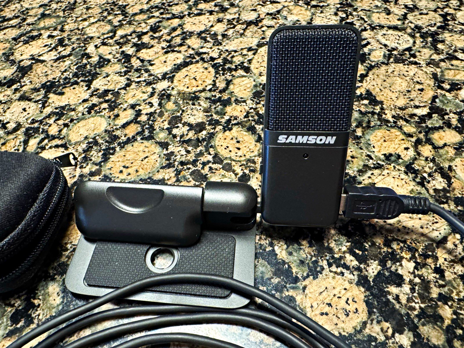 Samson Go Mic USB Wired Clip-On Condenser, Headphone Jack, Black w/Case