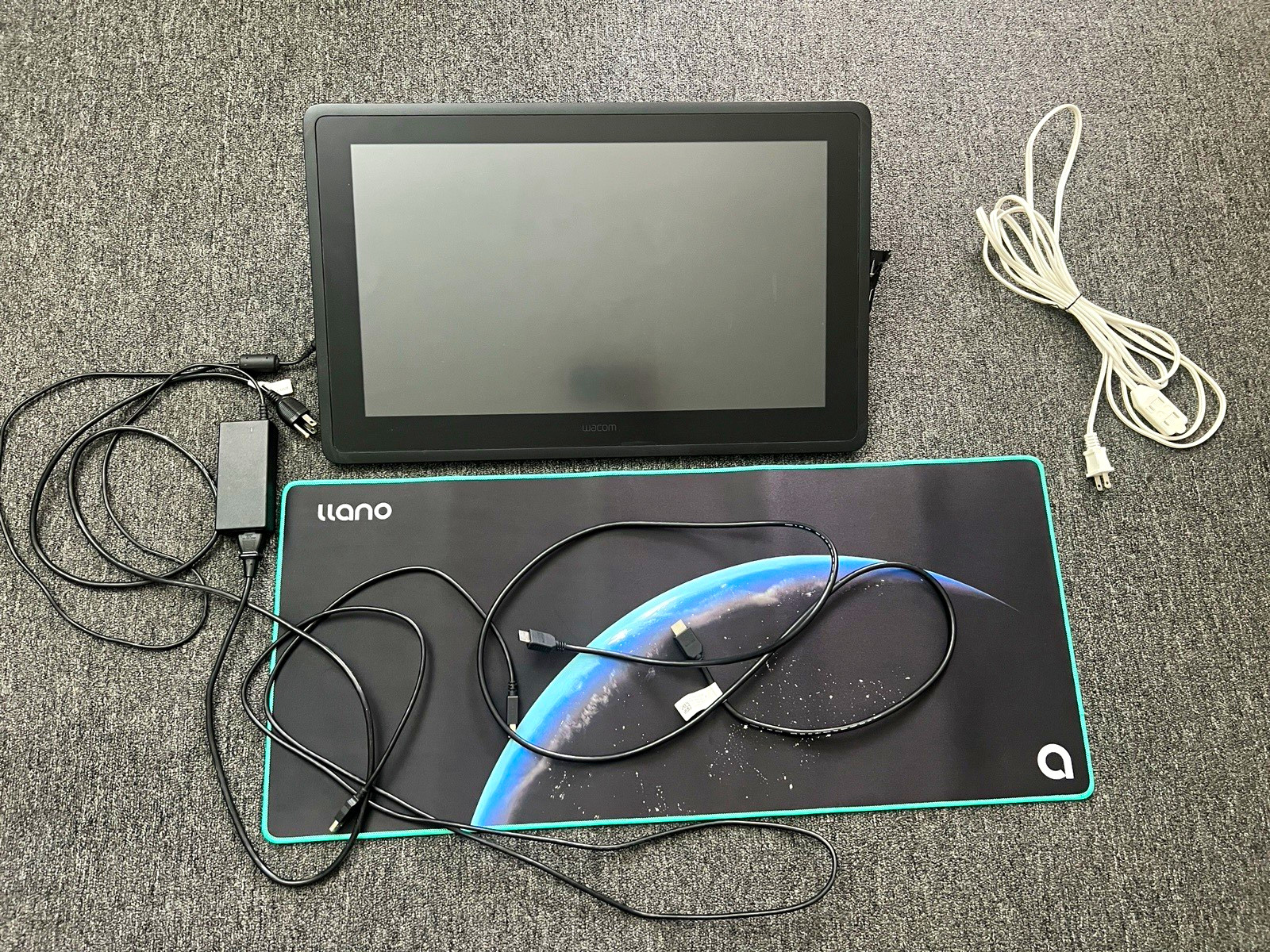 Wacom Cintiq 22 DTK2260KOA with mouse pad and 12ft cord