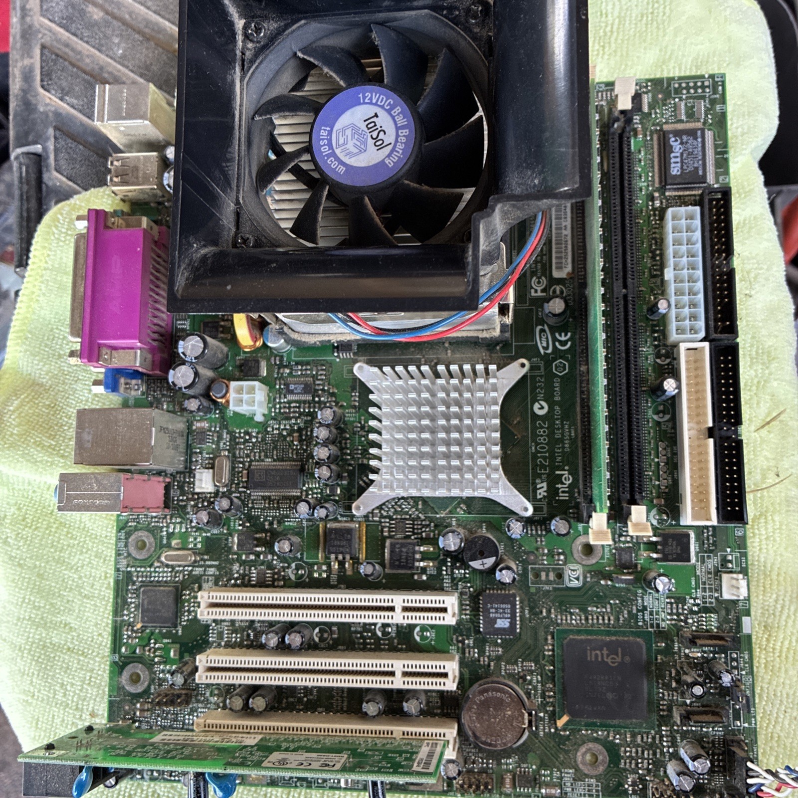 Intel D865GVHZ Desktop Board