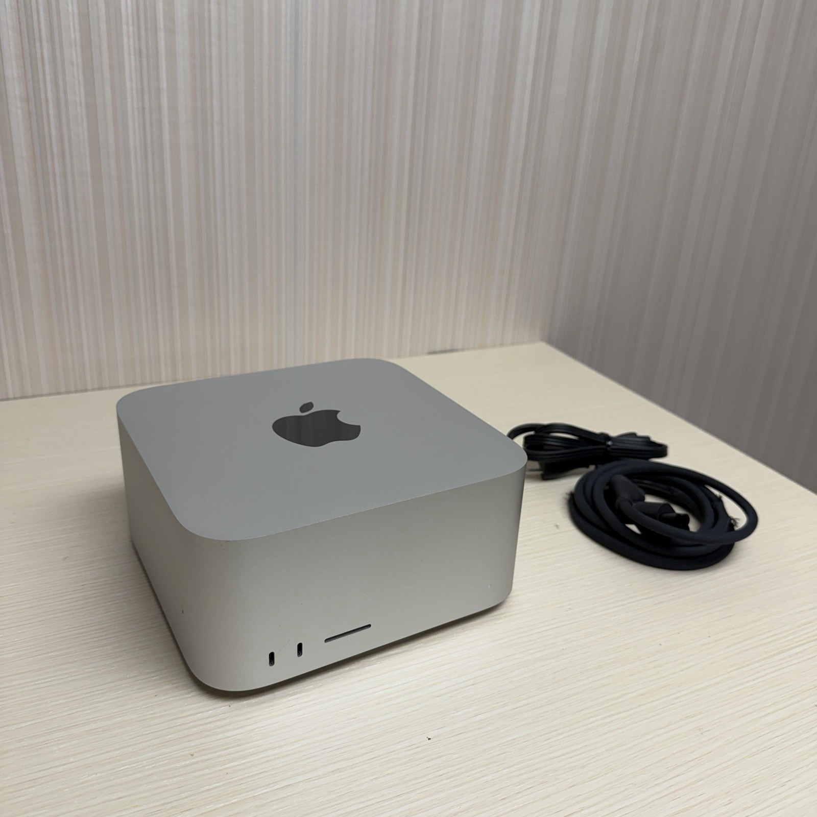 Apple Mac Studio M2 Ultra 24-Core CPU 60-Core GPU 64GB RAM 1TB SSD