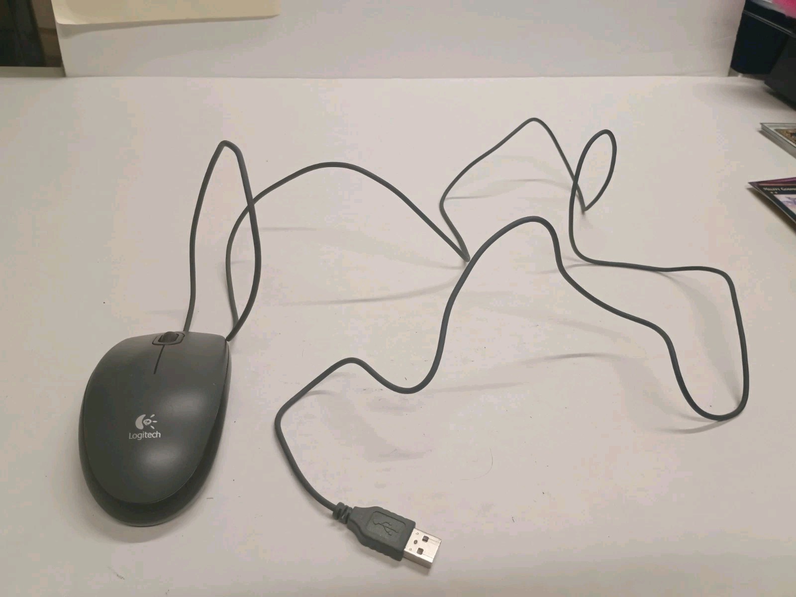 (1) Pre-owned Vintage Logitec Wired Mouse M 100 Sell Untested As Is. 