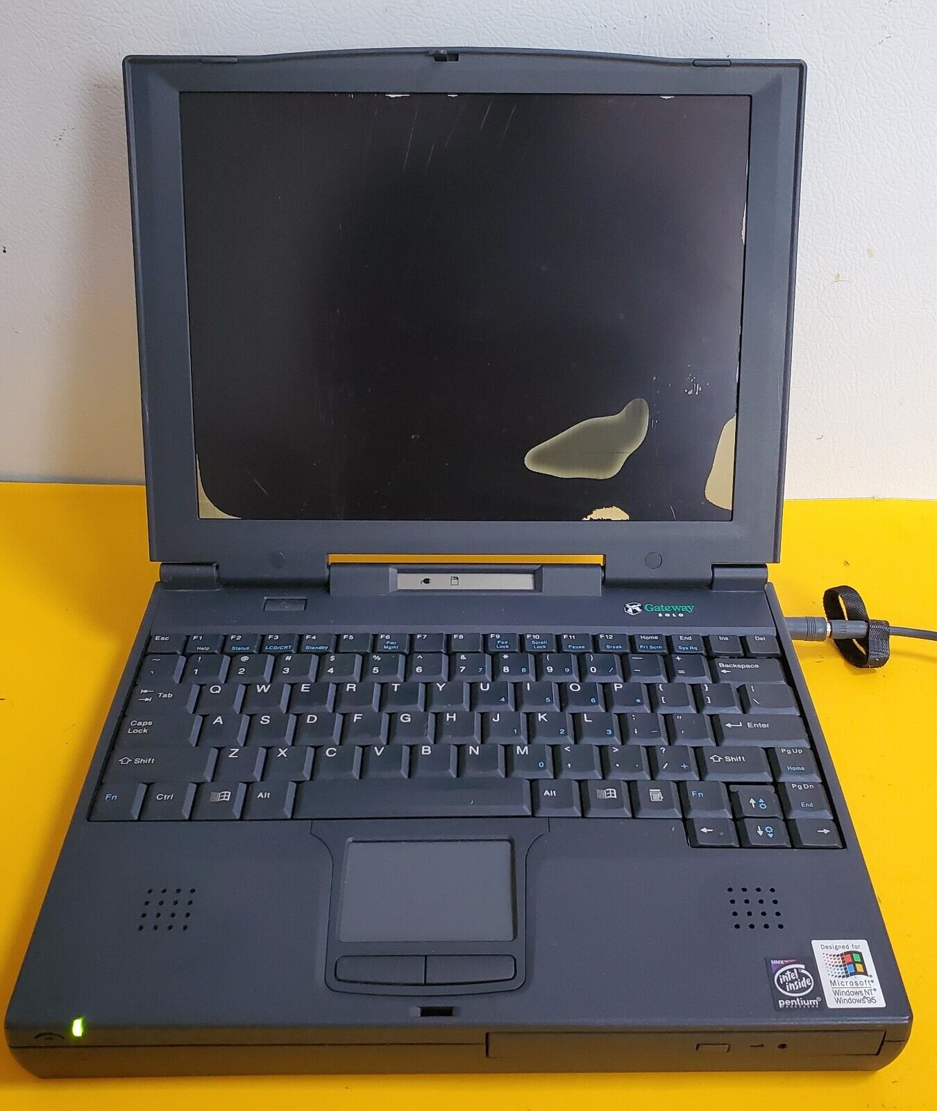 Gateway Solo Model 2500 Laptop Computer Vintage Retro - as is - For Parts