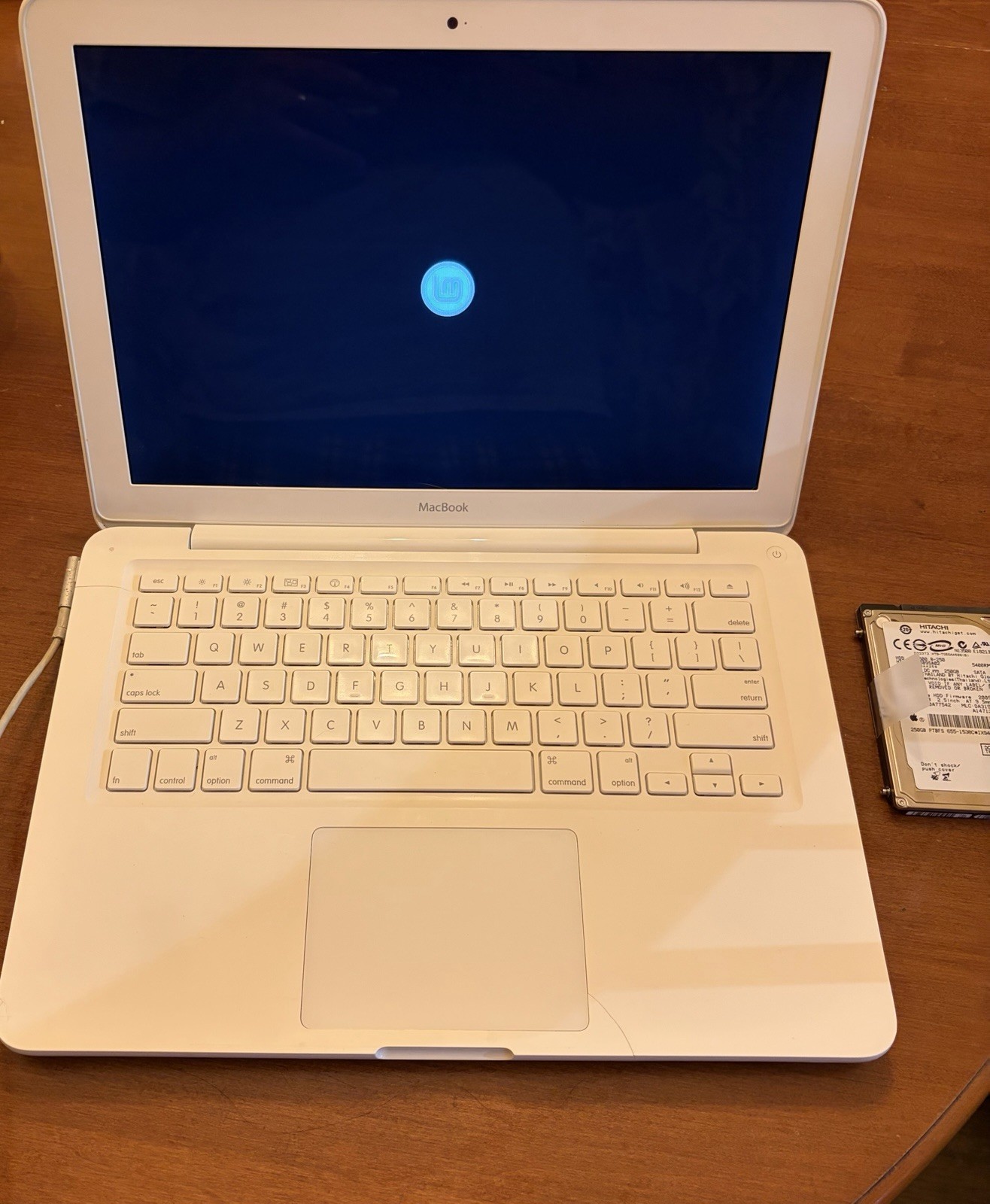 Apple Macbook A1342, Core 2 Duo, 2.26GHZ, 2GB RAM, 500GB SSD-Linux Mint-Charger