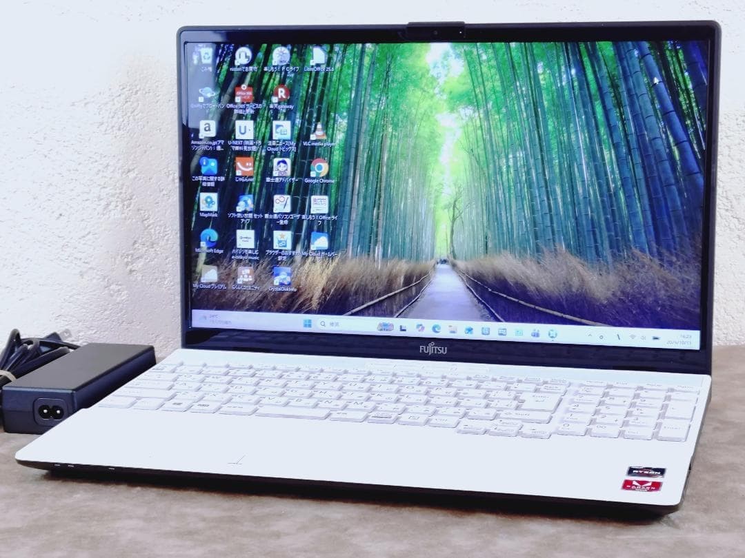 Fujitsu LIFEBOOK AH50 E3 Ryzen 7 16GB RAM 256GB SSD Windows 11 Laptop