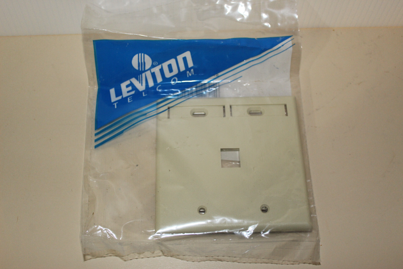 Leviton Ivory 1-Port ID Flush Wallplate 2-Gang Cover 42080-1IP   17 in Box