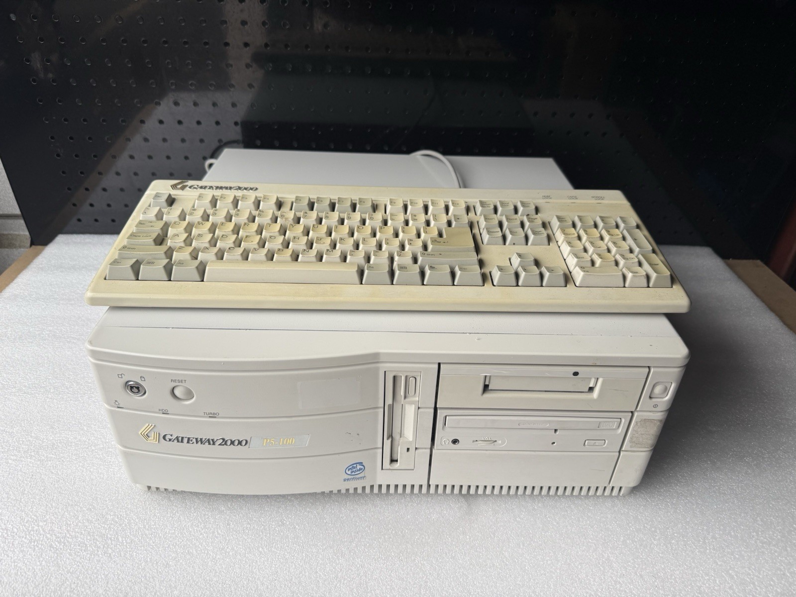 Gateway 2000 P5-100 Pentium @100MHz | 40MB Ram| 2GB HDD | Windows 98 | Keyboard