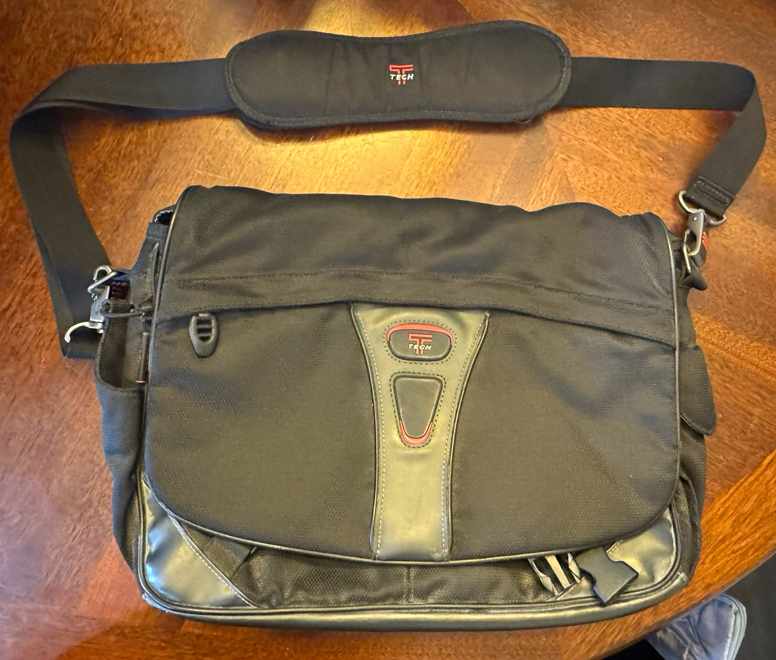 Tumi T-Tech Black Nylon 15in Laptop Shoulder/Messenger Bag Padded Strap