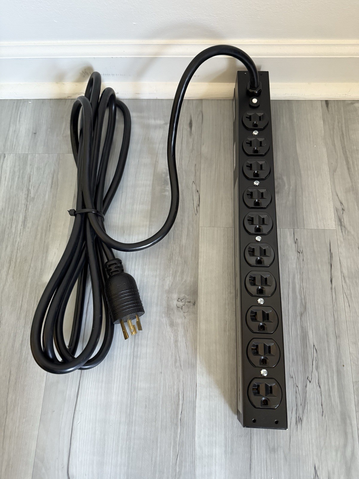 NEW APC AP9562 10-Outlet Power Distribution Unit Basic Rack Panel PDU 15A 120V