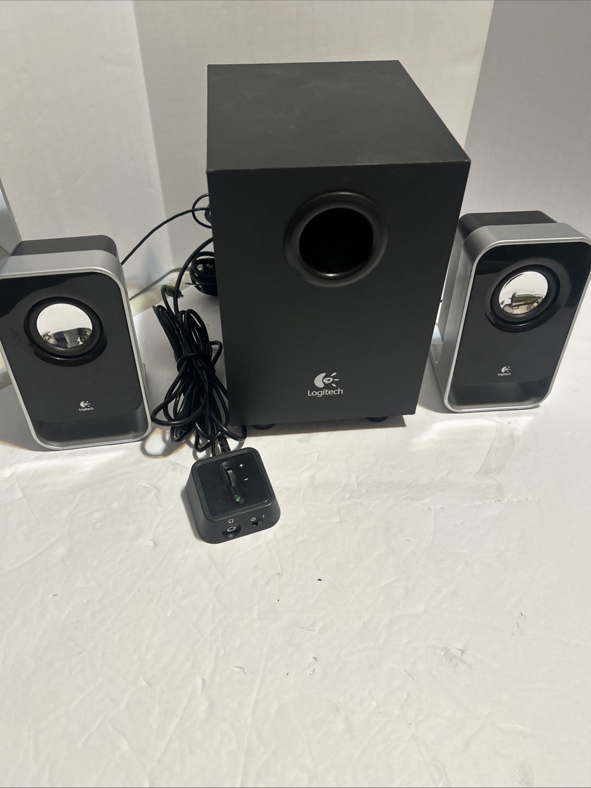 Logitech LS21 2.1 Multimedia Computer Speaker System  Subwoofer Works 