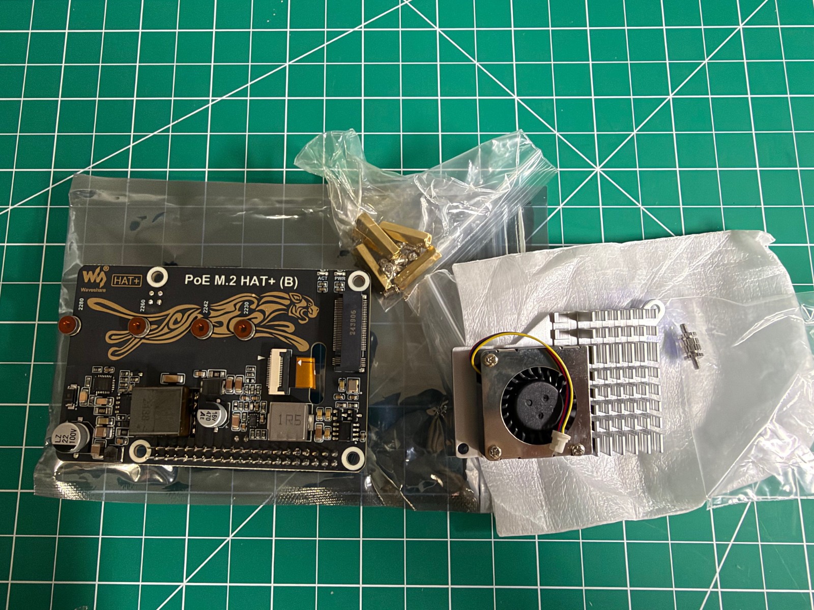 Waveshare PCIe To M.2 Adapter - PoE Function B RPi 5 High-speed + Active Cooler