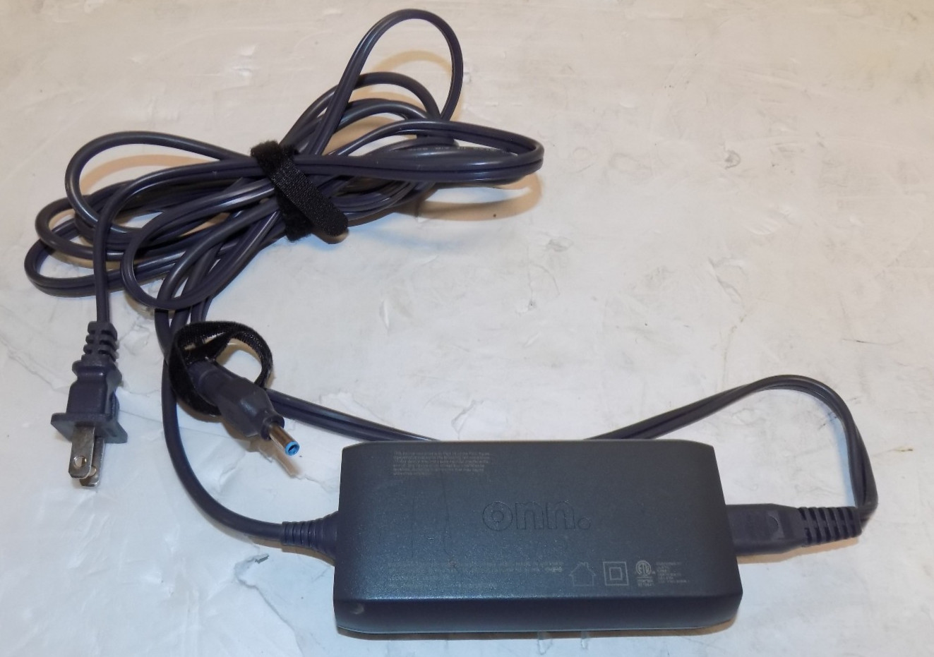 ONN ADS-90SL-19A-2 19090E 90 Watt Laptop Charger with Blue Tip D