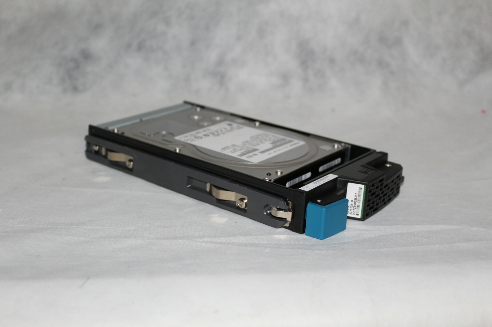 HITACHI HARD DRIVE 2TB W/ CADDIE 7200RPM SATA TO SAS MLC: JPK31C P/N: 0F10942