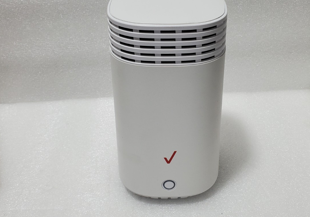 Verizon FIOS E3200 WiFi 6 Extender with adapter