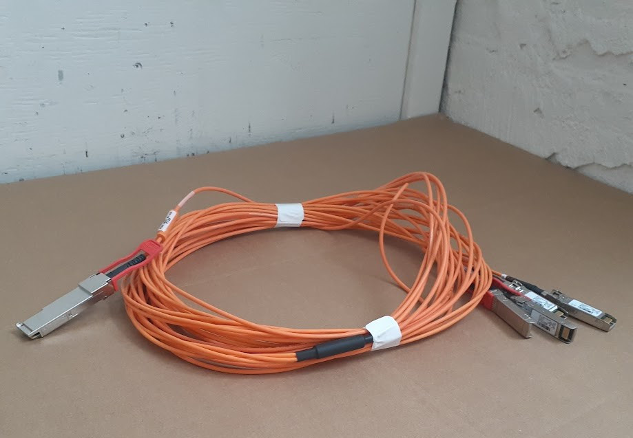 Cisco QSFP-4X10G-AOC5M 40GBase-AOC QSFP to 4 SFP+ Active Cable 5m