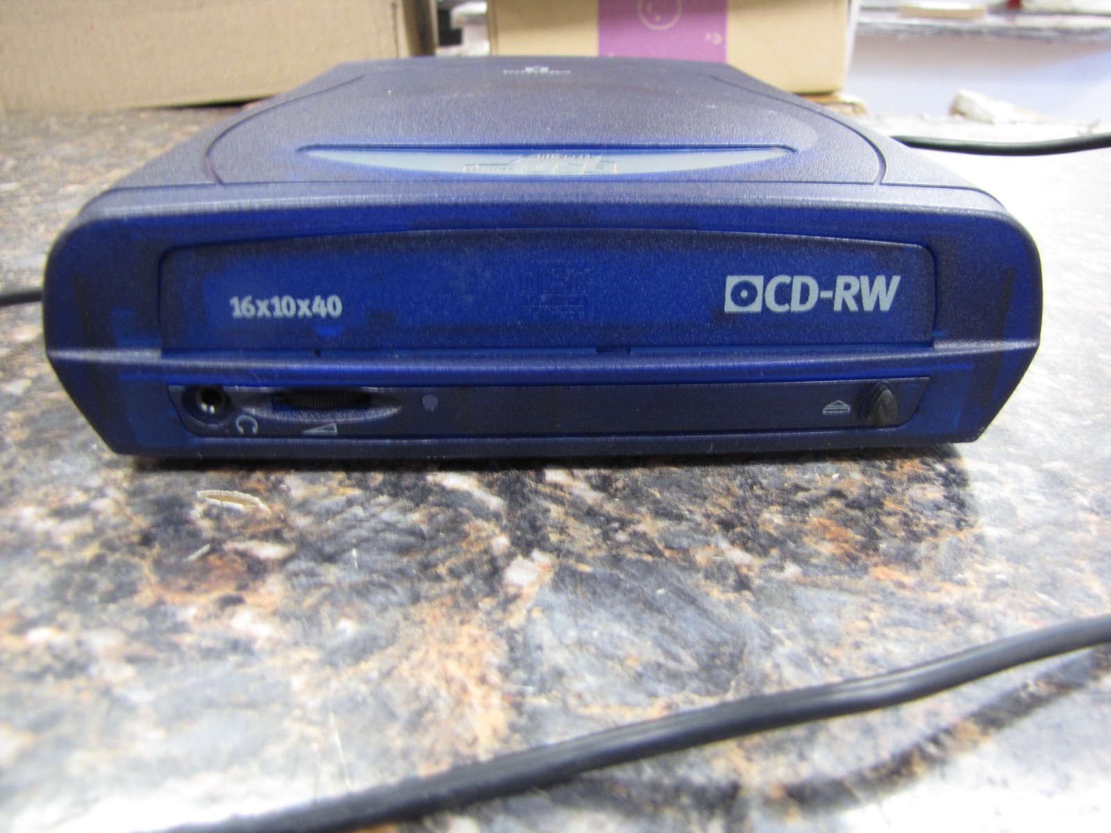 Iomega 16 x 10 x 40 CD-RW Drive CDRW6402EXT w/ USB Cable -No Pwr Spply -NO17