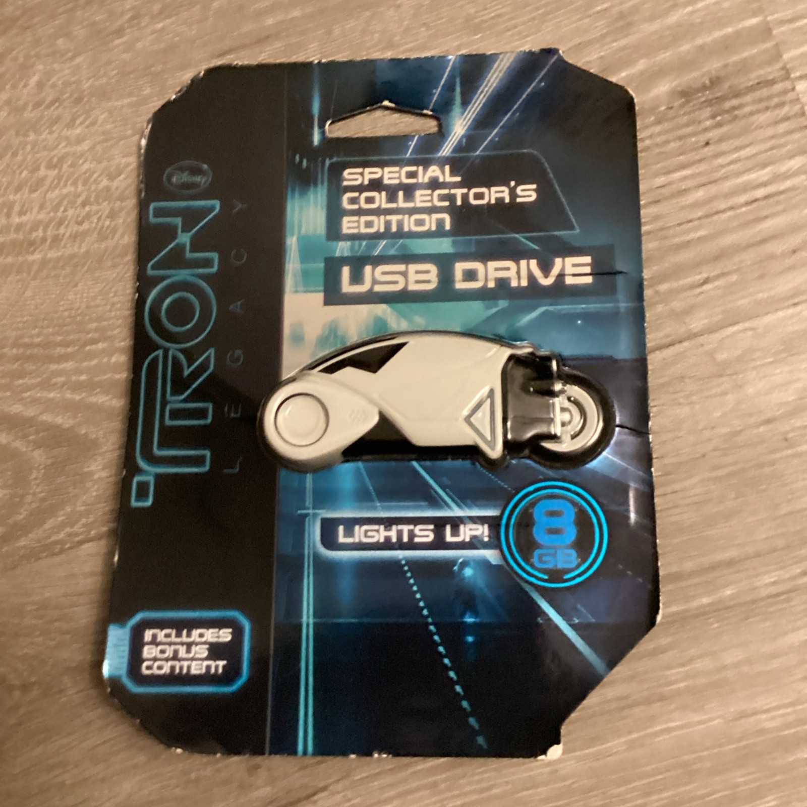 Disney Tron Legacy Special Collector Kevin Flynn USB White Light Cycle New 2010