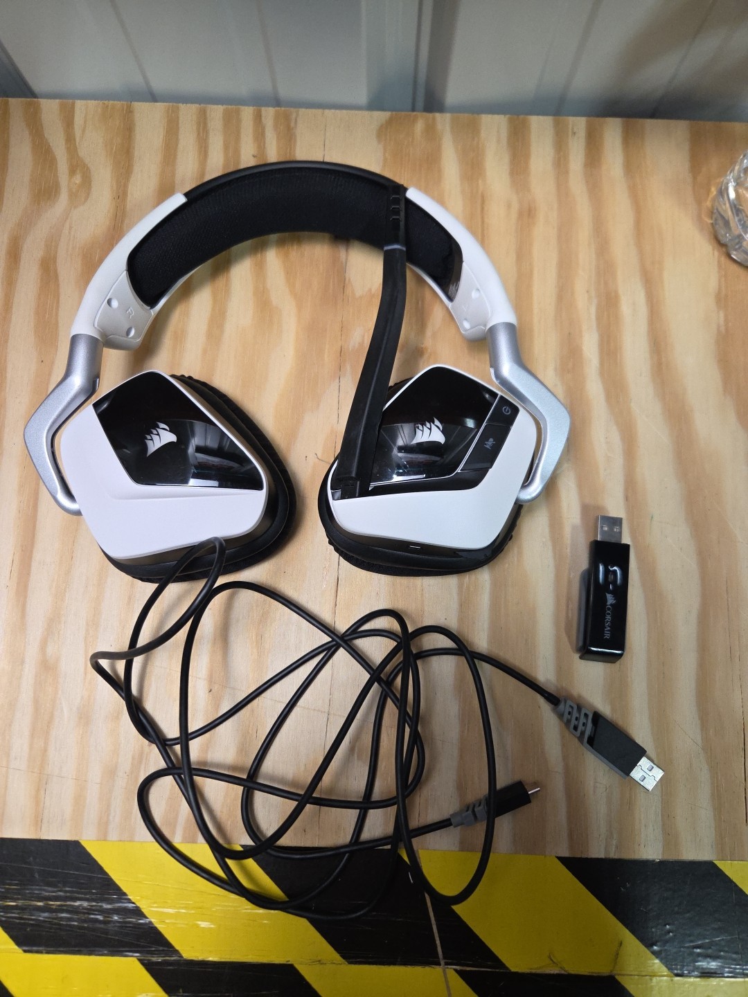 Corsair Void Pro Wireless White Headband Headsets for PC