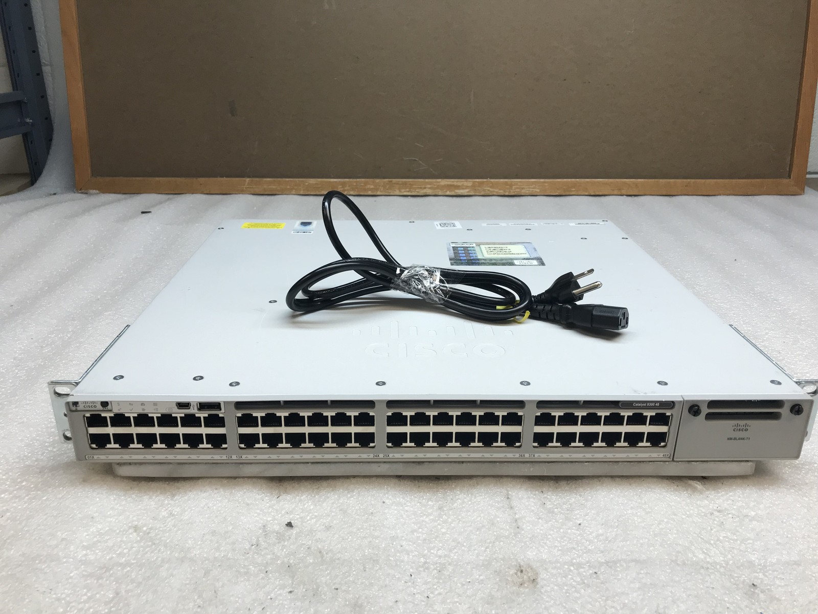 Cisco Catalyst C9300-48T-A V05 48-Port Gigabit Layer 3 Network Advantage Switch
