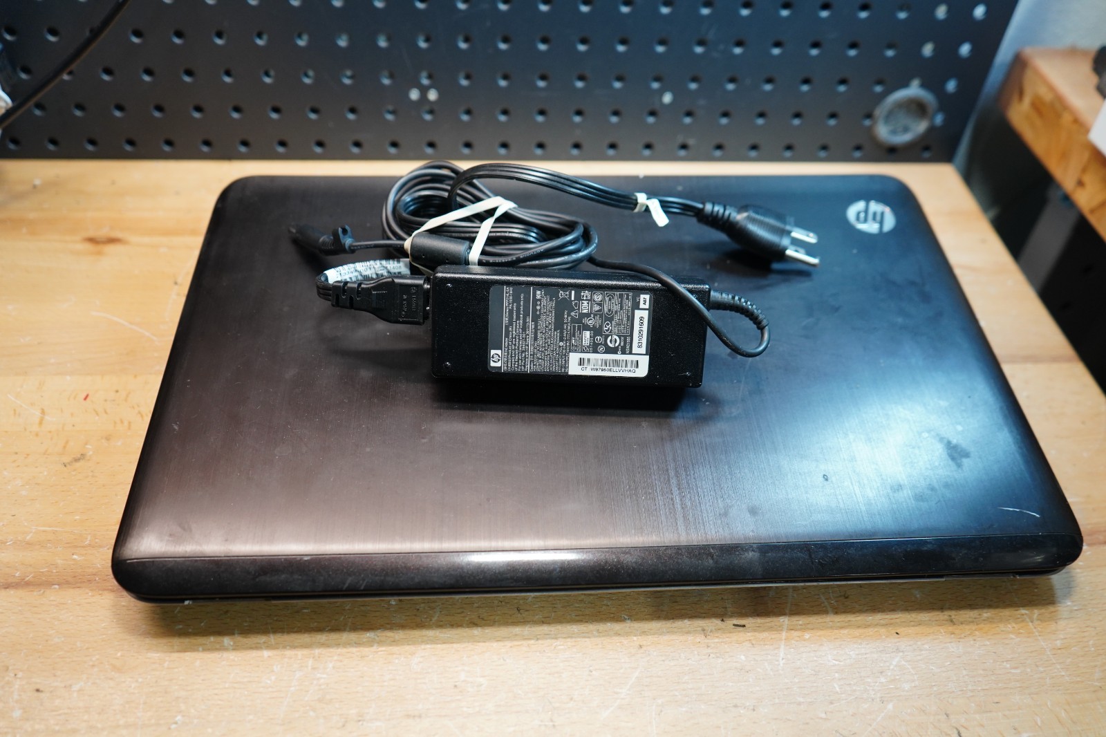 (B) HP Pavilion dv7 17.3" Laptop w/ Charger Battery Issues