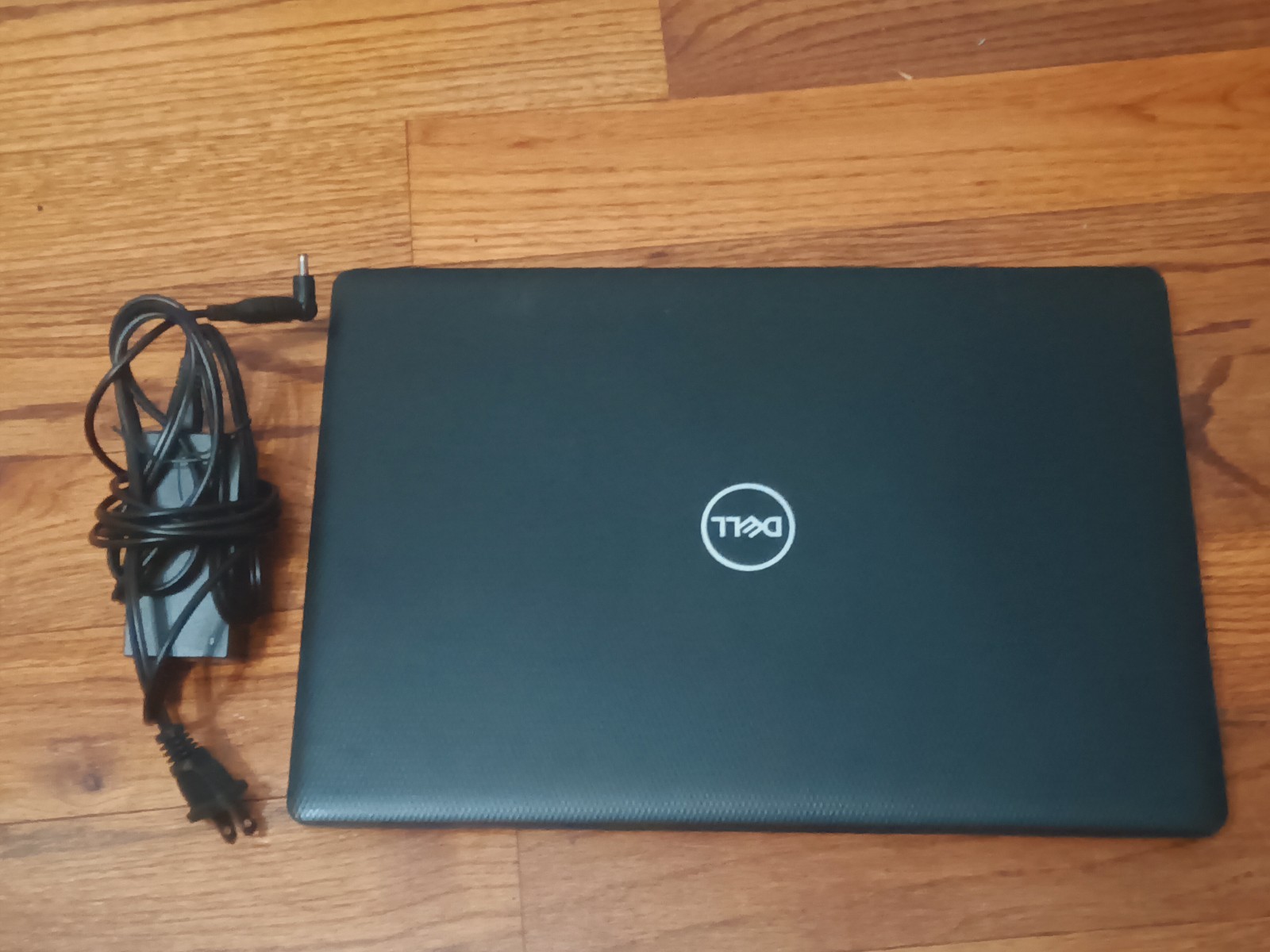 DELL INSPIRON 15 3582 with charger (free shipping)