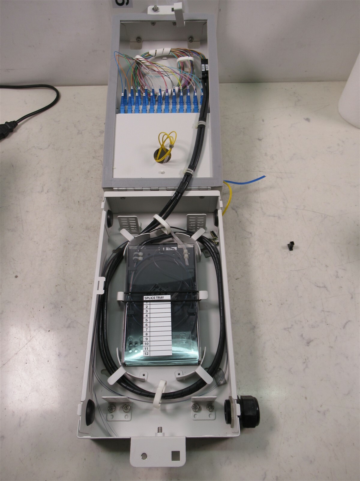 ADC 80T08SC8A02402T 12/24-PORT INDOOR FIBER OPTIC DISTRIBUTION TERMINAL BOX
