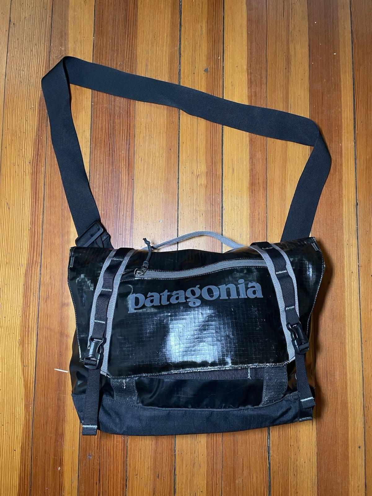 PATAGONIA Black Hole Mini Crossbody Messenger Bag 12L 49321 Black Discontinued