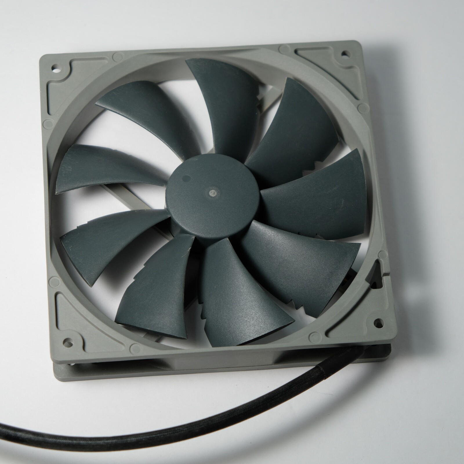 Noctua NF-P14s redux-1200 PWM Quiet Case Fan 4-Pin 1200 RPM 140mm Grey
