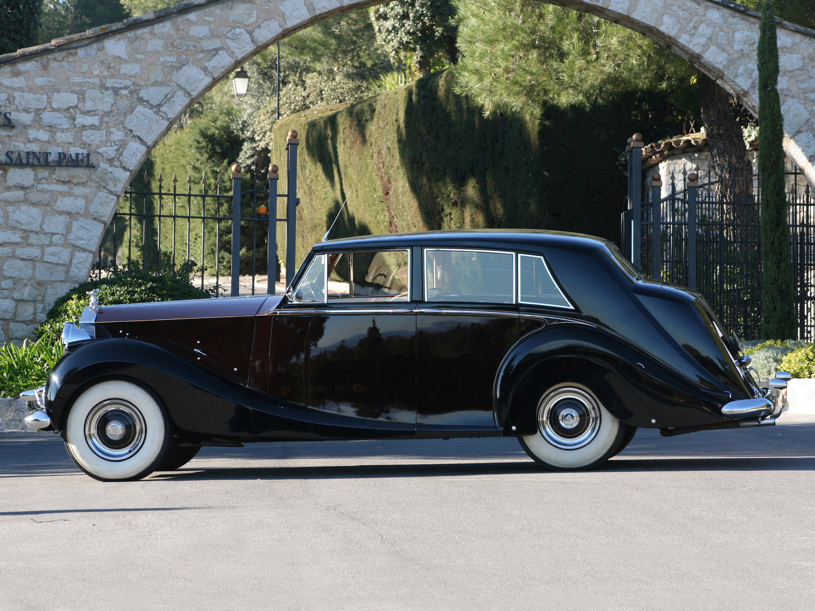 Cars 1953 rolls royce silver wraith limousine retro Desk Mat Stitched