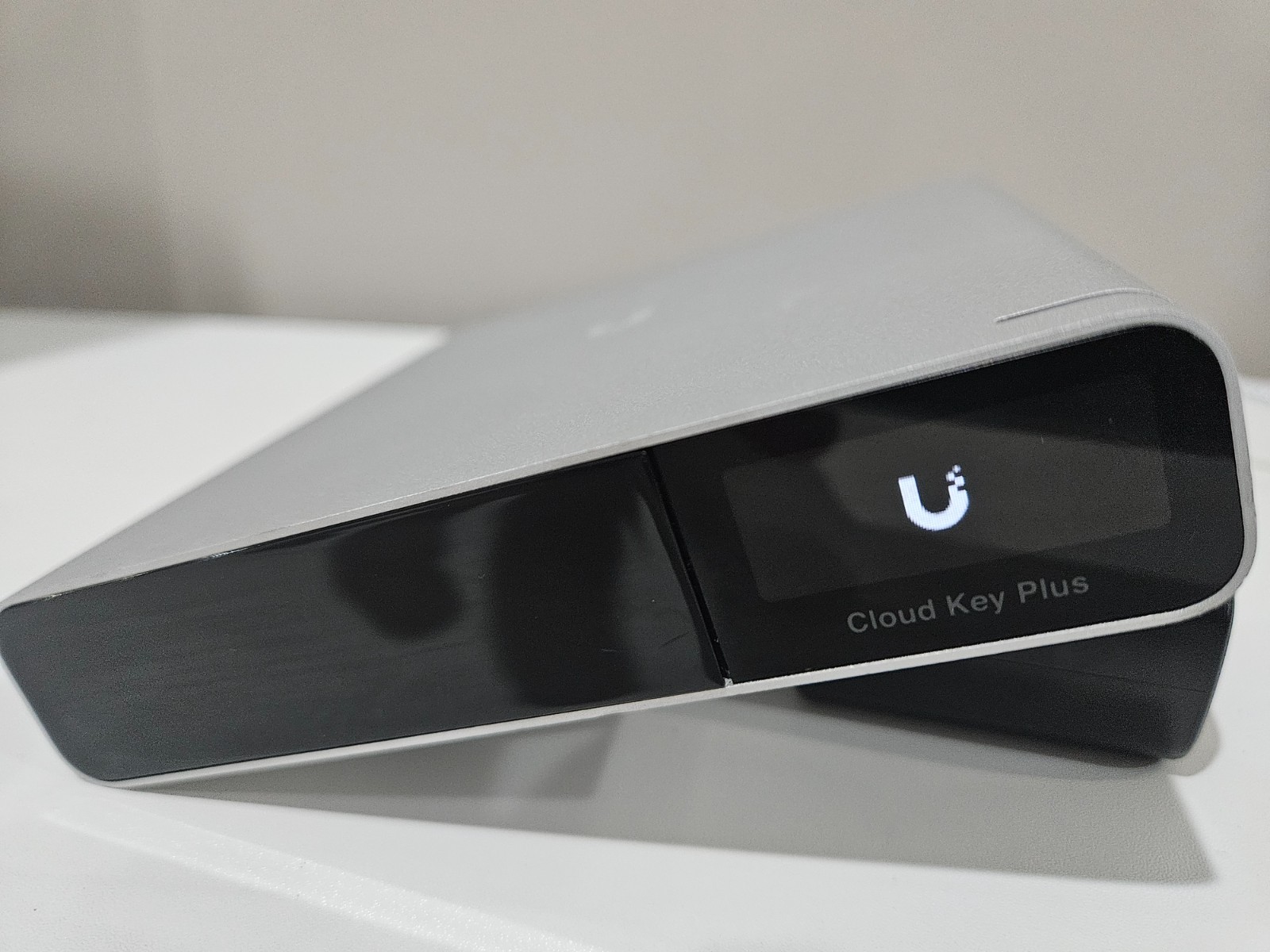 Ubiquiti UniFi Cloud Key Gen2 Plus UCKG2PLUS Network Controller 1TB HDD G2U