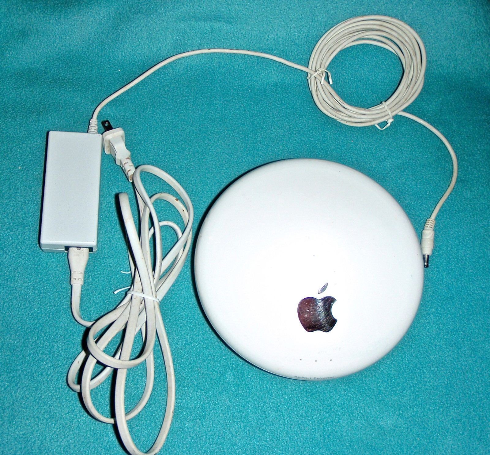 APPLE AIRPORT EXTREME WIFI HOTSPOT MODEM & POWER CORD 2003 MODEL A1034 WHITE