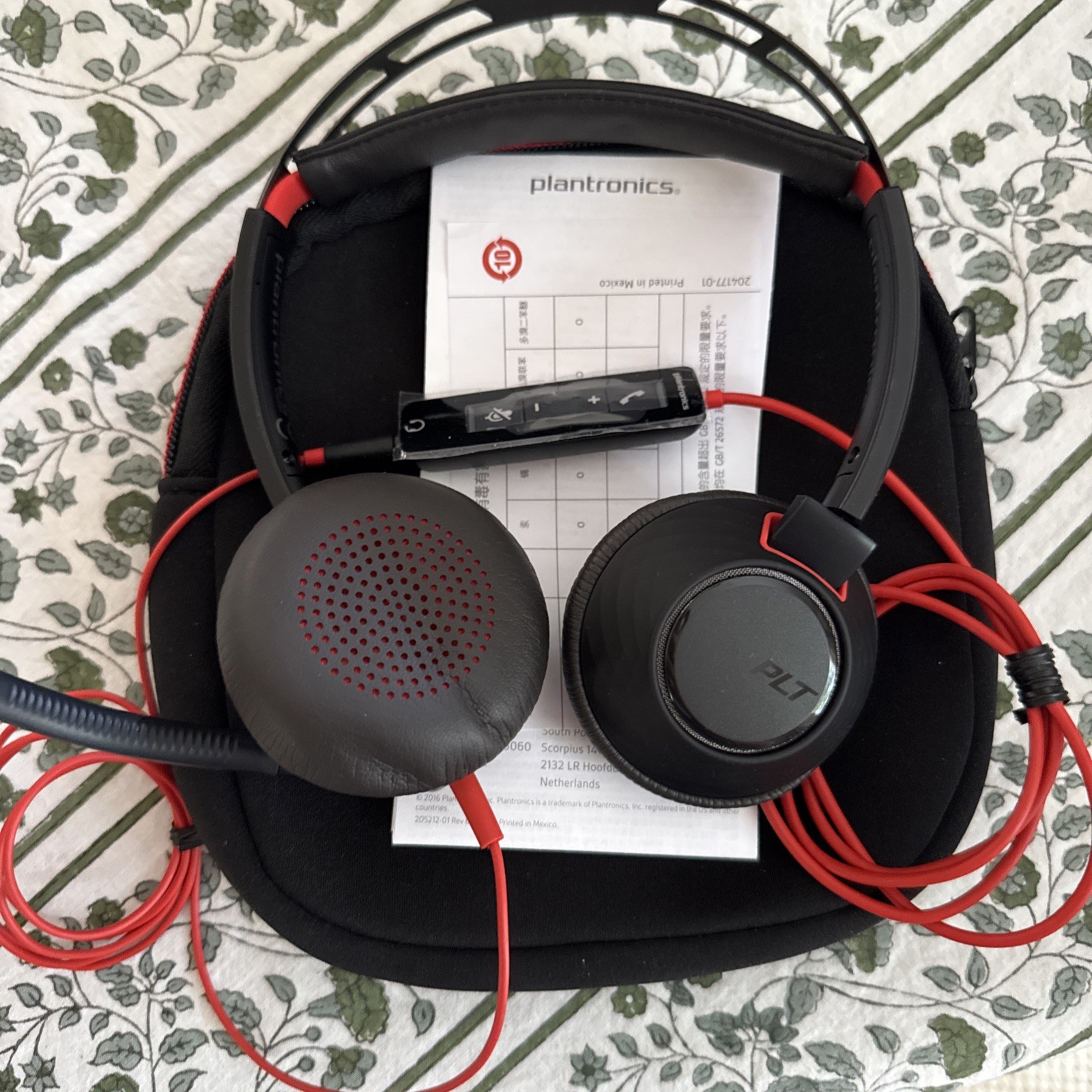Open box plantronics Blackwire 5220 Poly USB-C 3.5mm Headset 8X231AA with case 