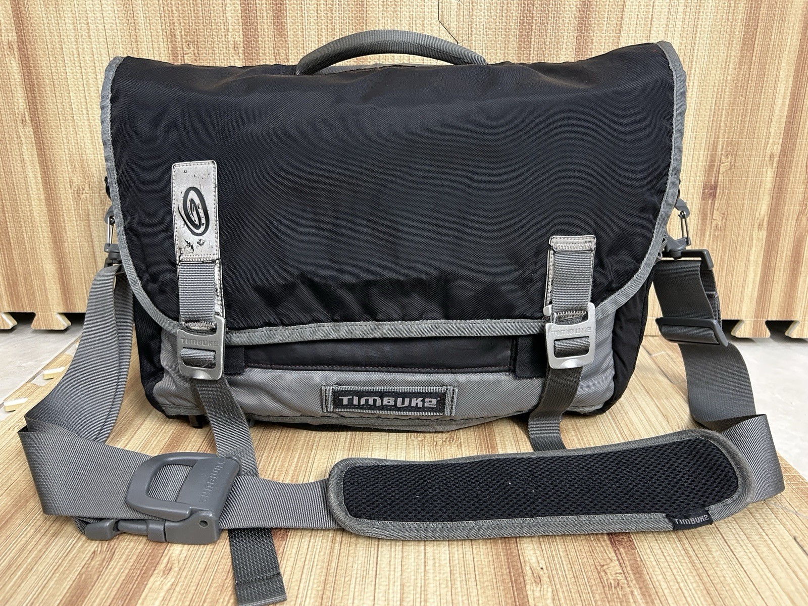 Timbuk2 Classic Laptop Messenger Bag Medium Black Grey Bike Commuter