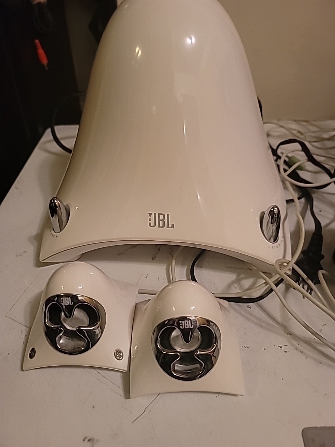 JBL Creature Self Powered Satellite Speakers and Subwoofer White E204594 Works