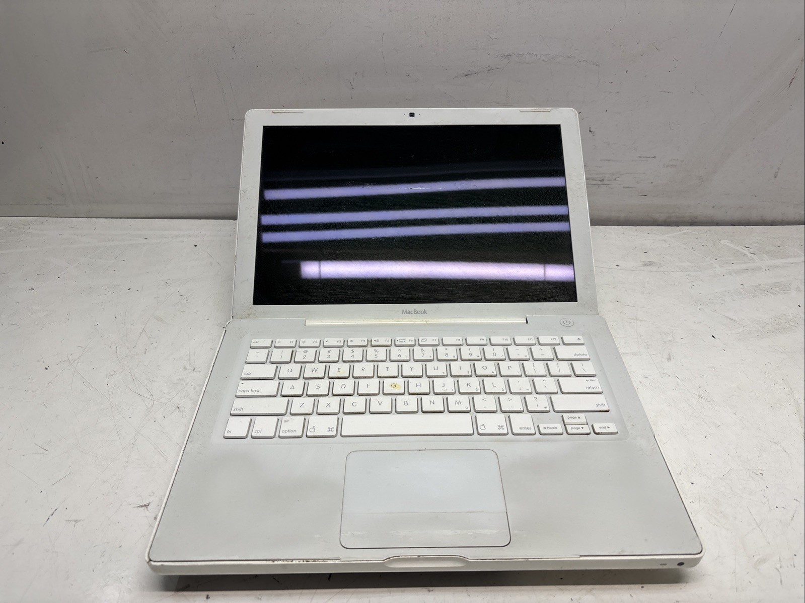 Apple MacBook A1181  512 MB NO HDD No Batt