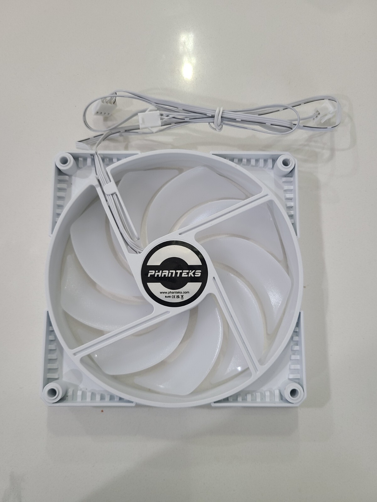 1 white Phanteks PH-F140SK_DRGB_PWM_WT01  SK140 DRGB PWM Fan 140mm rgb 