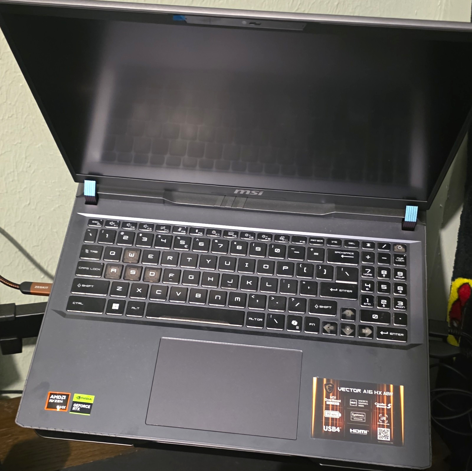 MSI Vector A15 HX A8W Ryzen 9 8940HX 16GB 1TB SSD RTX 5070 Ti 15.6 QHD 240hz