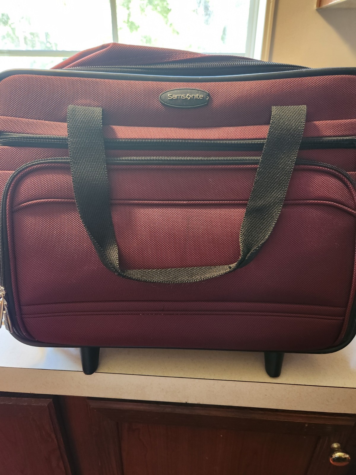 Samsonite Dkx Wheeled Tote Burgundy. In very good rarely used condition.