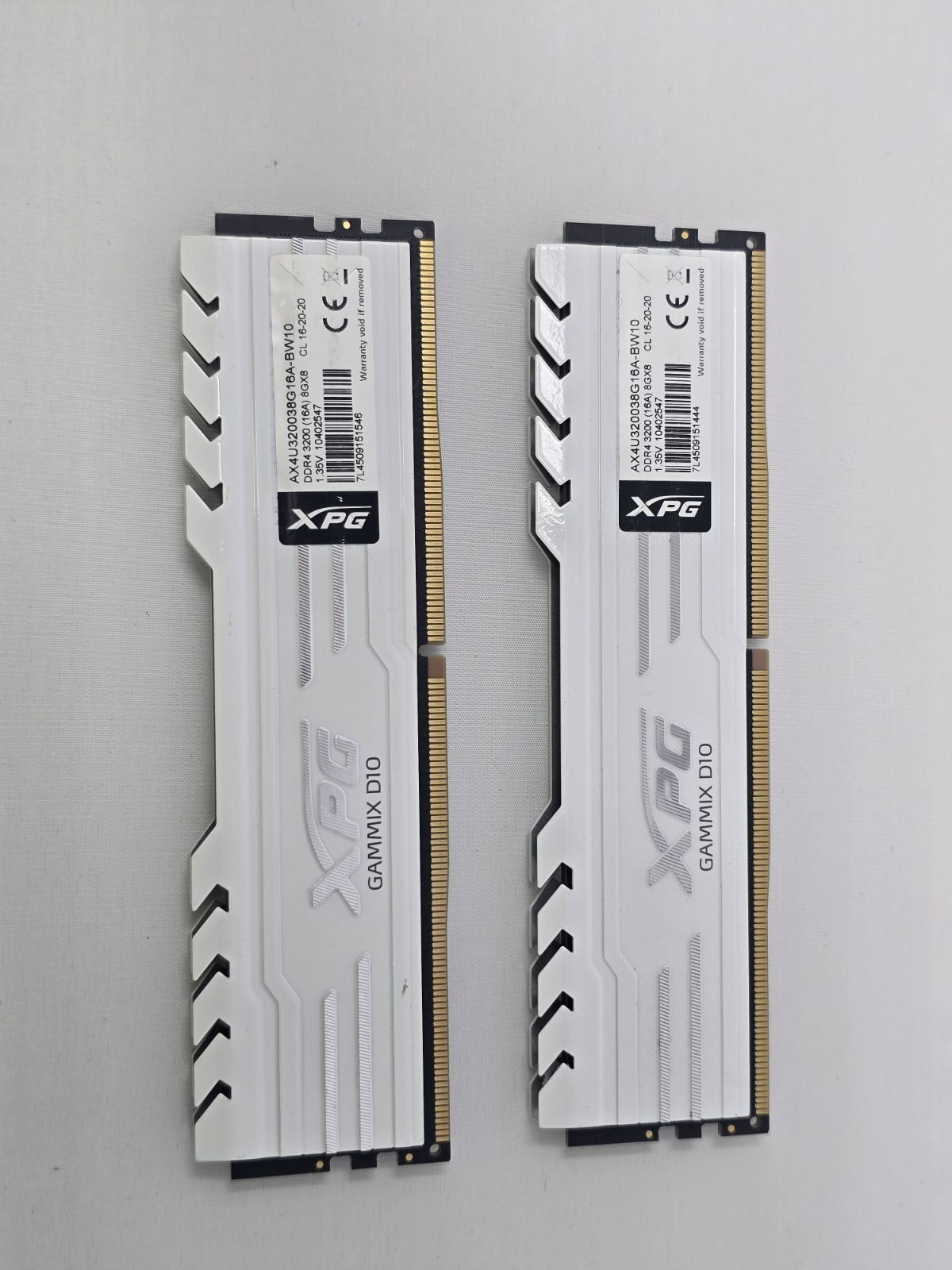 WHITE - XPG GAMMIX D10 16GB (2X8GB) DDR4-3200 DESKTOP MEMORY