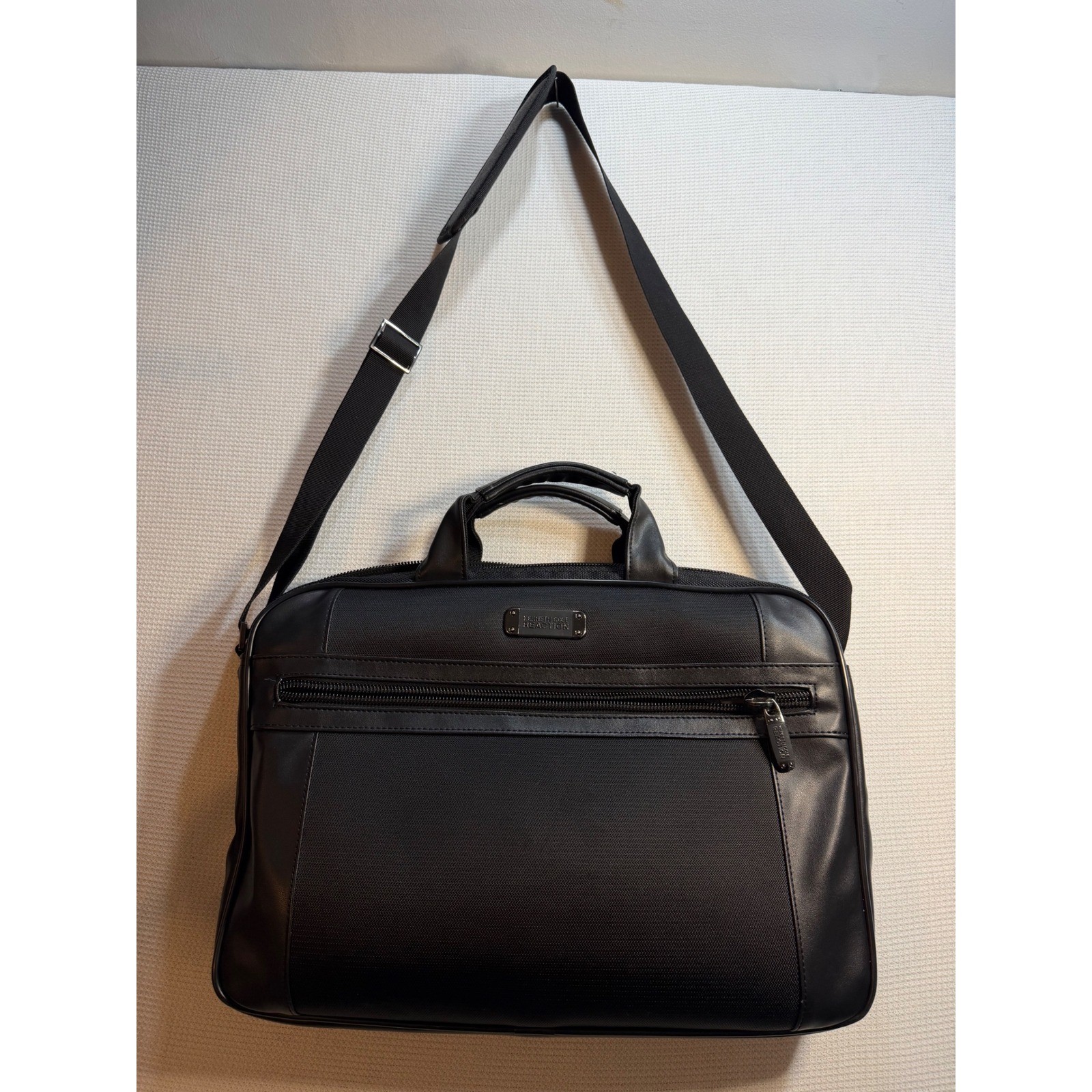 Kenneth Cole Reaction R-Tech Black Laptop Messenger Bag Briefcase