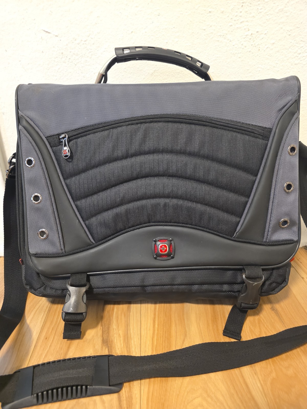 Swissgear Saturn By Wenger 17 Inch Laptop Messenger Bag Navy Blue Black Shoulder