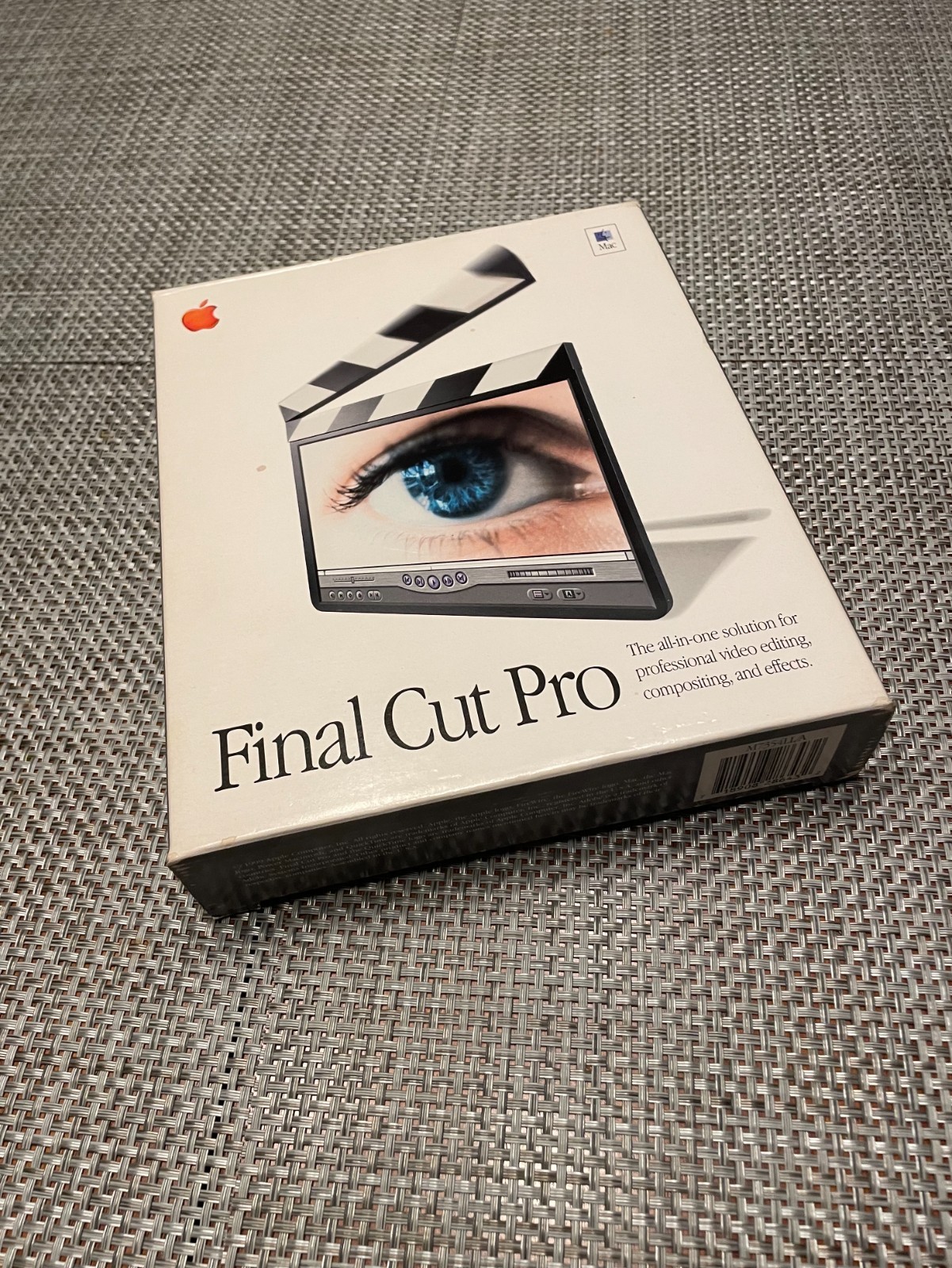 Apple Final Cut Pro 1.0 in retail package.