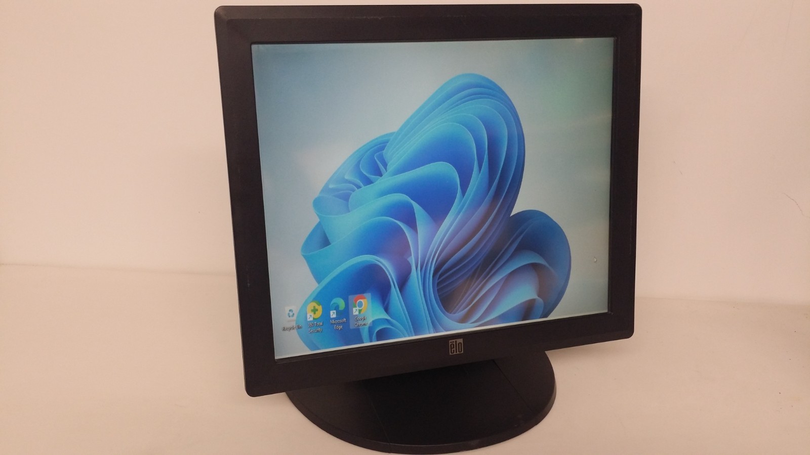 Elo TouchSystems ET1729L 17" LCD Touchscreen Monitor ET1729L-7UWA-1-GY-G E261247